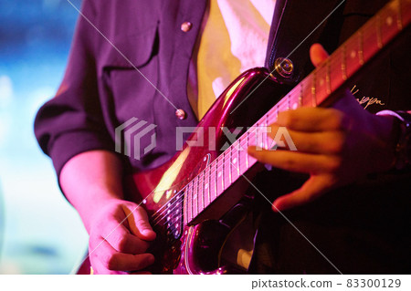 在吉他手的手中 在吉他手的手中 83300129