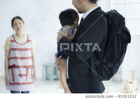 Daddy in a suit to pick you up at the nursery school Daddy in a suit to pick you up at the nursery school 83301012