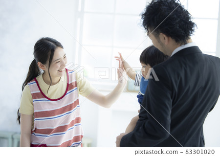 爸爸穿西裝去幼兒園接你 爸爸穿西裝去幼兒園接你 83301020