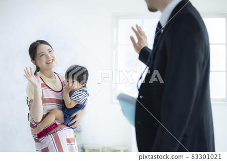 Daddy in a suit to pick you up at the nursery school 83301021