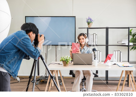 Behind the scene. Photograph influencer in studio Behind the scene. Photograph influencer in studio 83302810