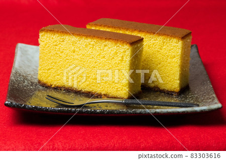 Castella on the plate 83303616