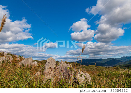 Autumn scenery where you can see the stone karst plateau of Akiyoshidai in the clear autumn sky 83304312