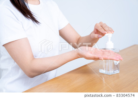 Hands of women disinfecting hands [Parts cut] 83304574