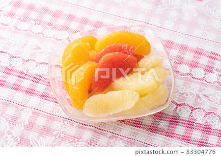 Peeled citrus fruit Peeled citrus fruit 83304776