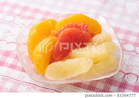 Peeled citrus fruit Peeled citrus fruit 83304777