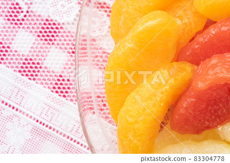 Peeled citrus fruit Peeled citrus fruit 83304778
