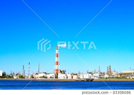 Scenery of Yokkaichi City, a complex of factory facilities Scenery of Yokkaichi City, a complex of factory facilities 83306086