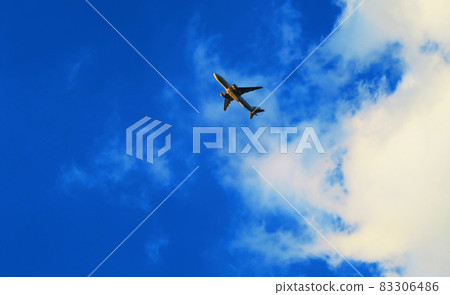 飛機飛越新航線的埼玉縣川口市 83306486