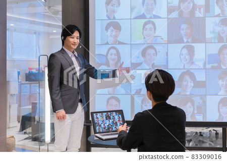 Seminar: Young man giving a lecture Photographing cooperation: WEEK Shibadaimon (Sun Frontier Fudousan) 83309016