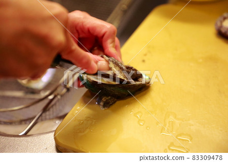Abalone cooking 83309478