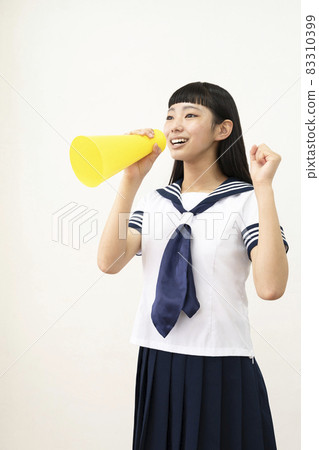 高中女生穿著水手服,用擴音器歡呼 高中女生穿著水手服,用擴音器歡呼 83310399