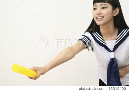 高中女生接下來試圖傳遞接力棒 高中女生接下來試圖傳遞接力棒 83310400