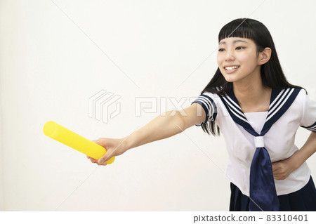 高中女生接下來試圖傳遞接力棒 高中女生接下來試圖傳遞接力棒 83310401
