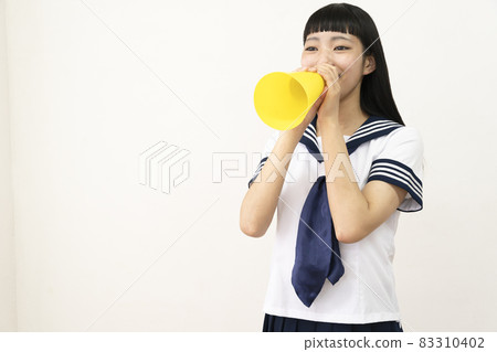 高中女生穿著水手服,用擴音器歡呼 高中女生穿著水手服,用擴音器歡呼 83310402