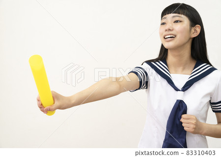 高中女生接下來試圖傳遞接力棒 高中女生接下來試圖傳遞接力棒 83310403