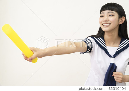 高中女生接下來試圖傳遞接力棒 高中女生接下來試圖傳遞接力棒 83310404
