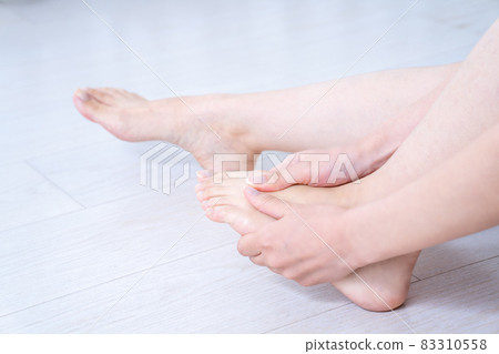 Hands of women who care for their feet 83310558