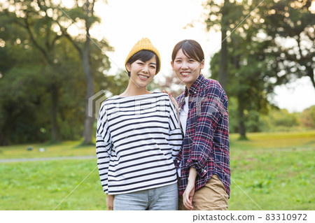 站在大自然中的年輕男女 站在大自然中的年輕男女 83310972
