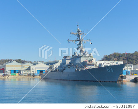 阿利·伯克級宙斯盾驅逐艦 USS Stethem 停泊在 USS Yokosuka 基地 83311097