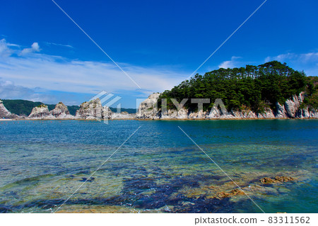 Takaiwa and surrounding strange rocks, Tohoku, Miyako City, Iwate Prefecture, lined up beside Jodogahama Beach (1) 83311562