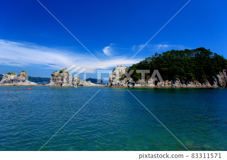 Beautiful blue and white scenery created by Jodogahama beach, hawk rock, and Uba rock, Miyako city, Tohoku, Iwate prefecture (3) 83311571