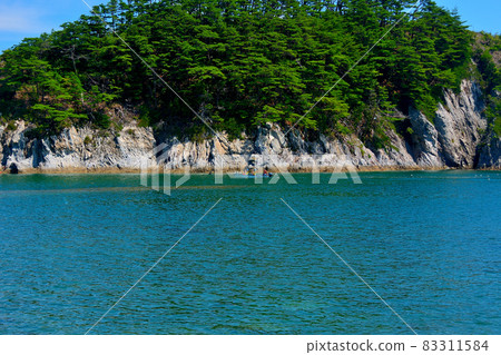 Jodogahama ・ View of the Sappa boat anchored in front of Jodogahama and receiving explanations from fishermen ・ Miyako City, Iwate Prefecture, Tohoku (2) 83311584