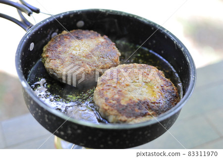 漢堡在戶外烘烤 83311970