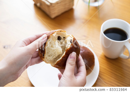 一個女人的手撕葡萄乾卷 83311984