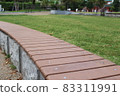 草坪和長長的棕色長凳 83311991