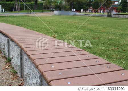 草坪和長長的棕色長凳 草坪和長長的棕色長凳 83311991