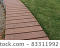 長長的棕色長凳和草坪 83311992