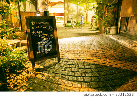 Kagurazaka in the rain 83312528