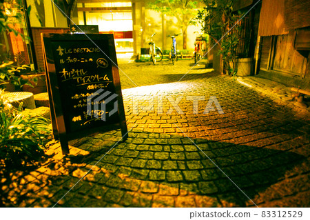 Kagurazaka in the rain 83312529