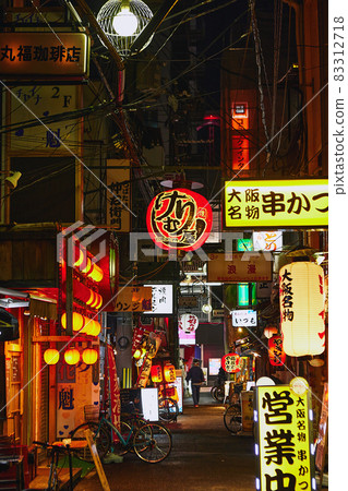 [Osaka] A street in the back alley of Dotonbori 83312718