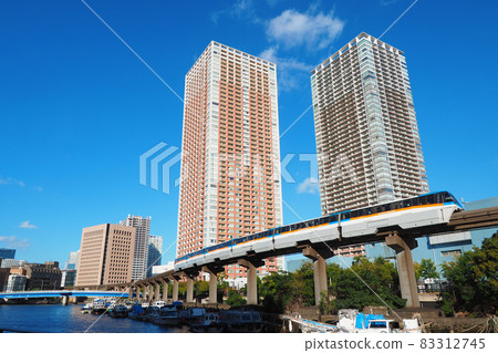 Tokyo Monorail running against the backdrop of the skyscrapers of Shibaura 83312745