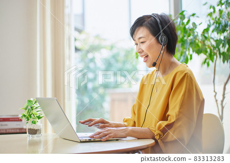 Middle woman having an online meeting in the living room 83313283