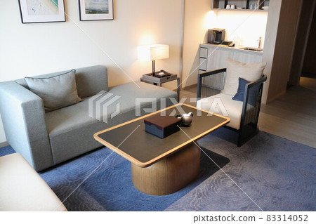 A scene in the hotel room 83314052