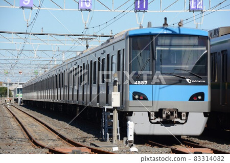 停靠車站的小田急電鐵4000系列 83314082