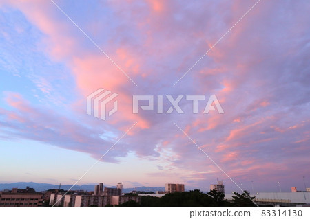 秋天早晨的天空,美麗的粉紅色雲彩蔓延開來 秋天早晨的天空,美麗的粉紅色雲彩蔓延開來 83314130