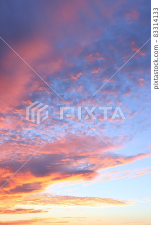 Autumn morning sky with beautiful pink clouds Spreading clouds Only the sky is fantastic 83314133