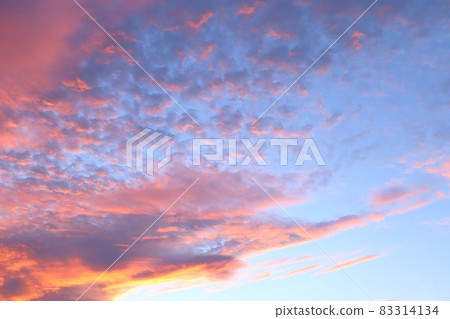秋天早晨的天空，美麗的粉紅色雲彩散佈著只有日出 83314134