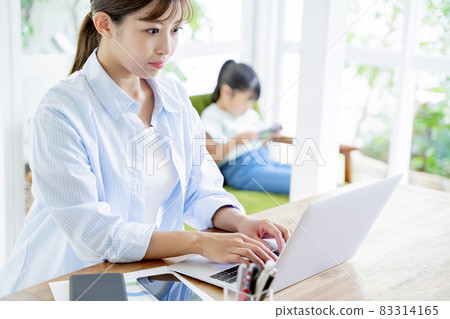 在家為計算機工作的母親 83314165