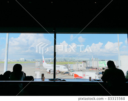 People waiting for the plane 83315568