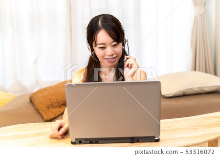 Young woman teaching online 83316072