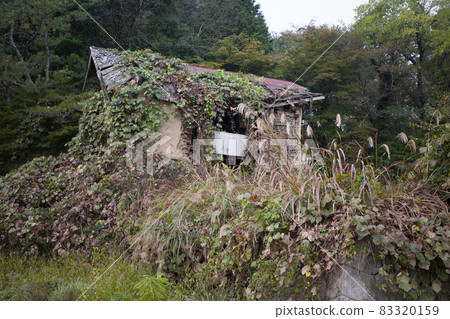Very old and beautiful abandoned house in Japan 83320159