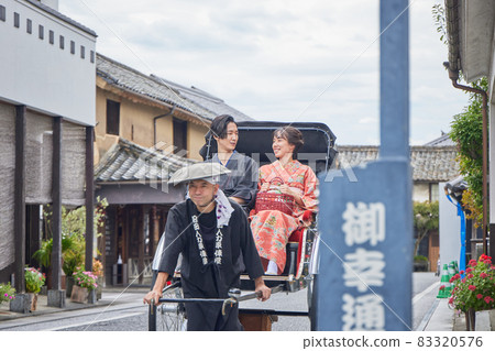 A young couple sightseeing in Mamedamachi, Hita City by rickshaw [Photographing cooperation Hita City Tourism Association] 83320576