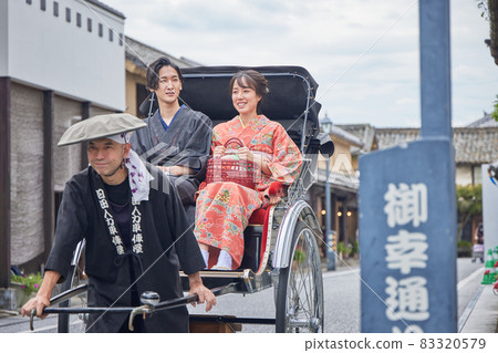 A young couple sightseeing in Mamedamachi, Hita City by rickshaw [Photographing cooperation Hita City Tourism Association] 83320579