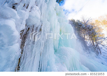 [Winter material] Freezing Zengorono Falls [Nagano Prefecture] 83321053