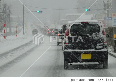 交通圖像：積雪道路上的擁堵 83321553